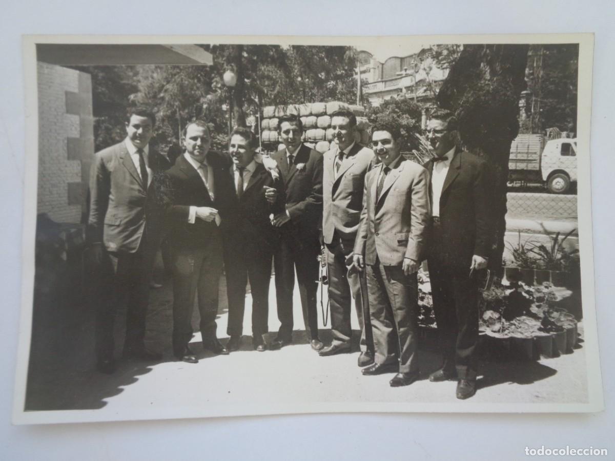 Fotograf&iacute;a antigua: FOTO DE GENTE POSANDO , DETRAS HAY CAMIONES . DE REINA , SEVILLA ....... 12 X 18 CM