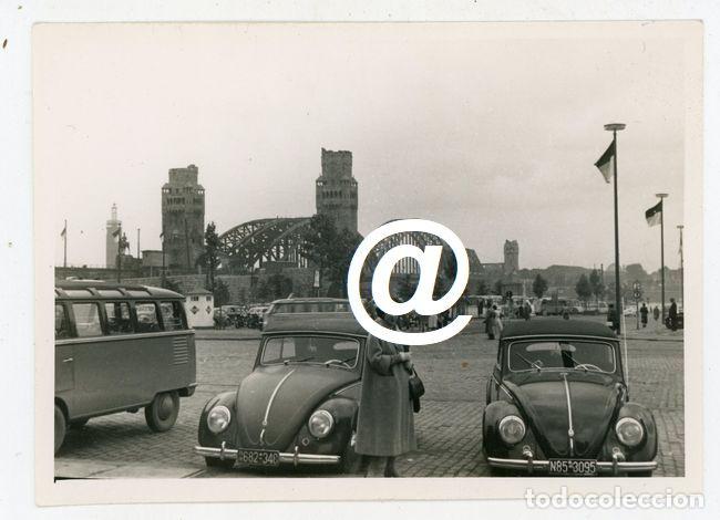 Fotografia antiga: FOTO COCHE AUTOMOVIL VOLLSWAGEN KAFER DECAPOTABLE FURGONETA TRANSPORTER COLONIA ALEMANIA A&Ntilde;OS 50