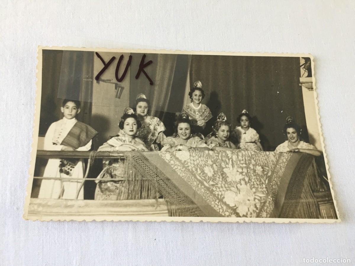 Fotograf&iacute;a antigua: FOTO FOTOGRAFIA DE UN GRUPO DE FALLERAS DE 1947 CON MANTON DE MANILA - FALLAS DE VALENCIA