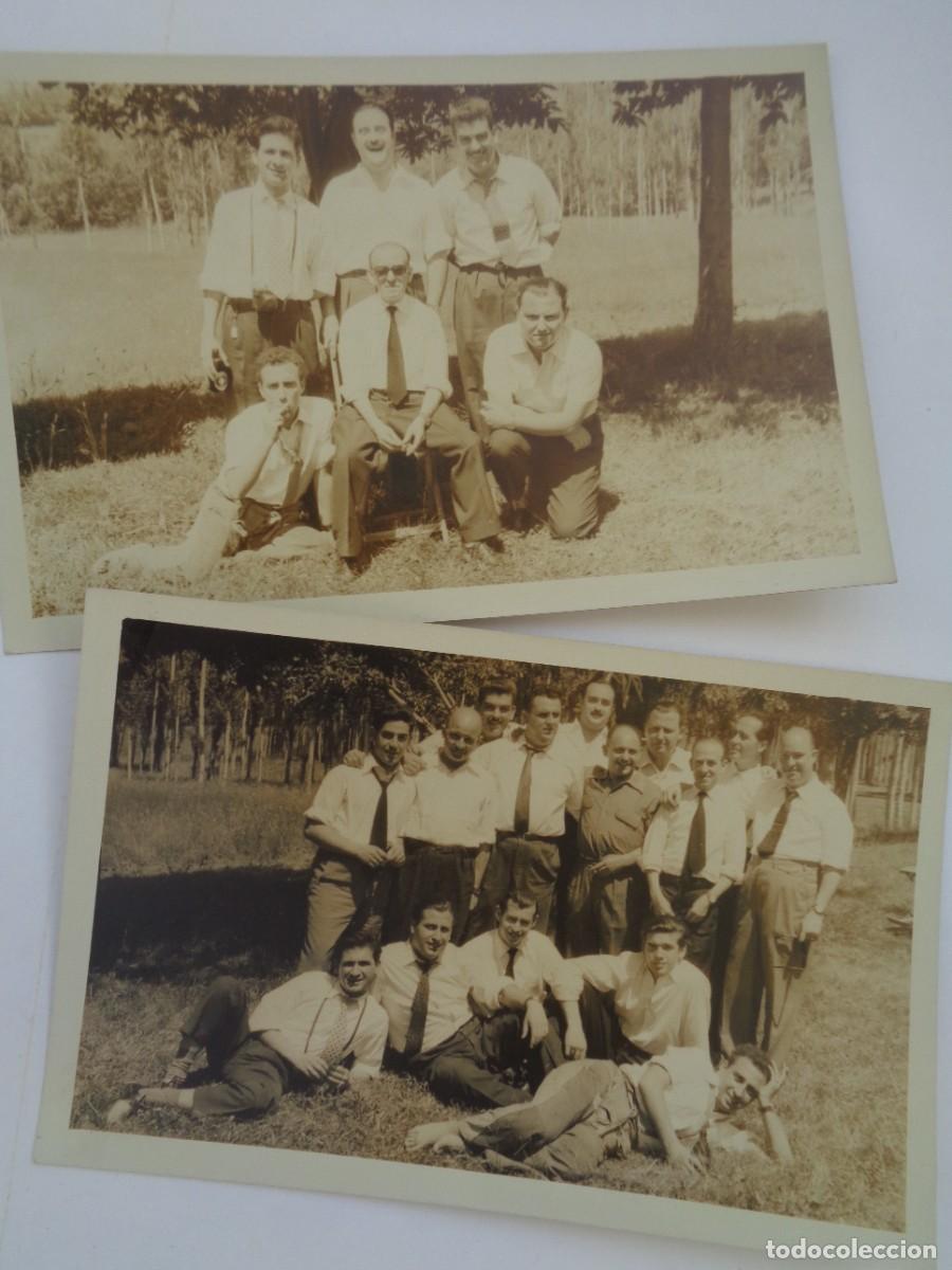 Fotograf&iacute;a antigua: LOTE DE 2 FOTOS DE HOMBRES REUNIDOS POSANDO, ALGUNOS CON BOTELLINES DE CERVEZA