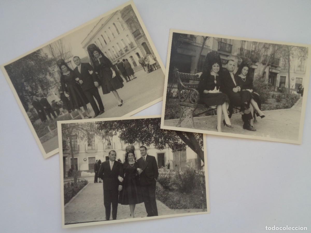 Fotograf&iacute;a antigua: JUEVES SANTO EN SEVILLA : LOTE DE 3 FOTOS DE SE&Ntilde;ORITAS CON MANTILLA Y PEINETA CON MAROMOS