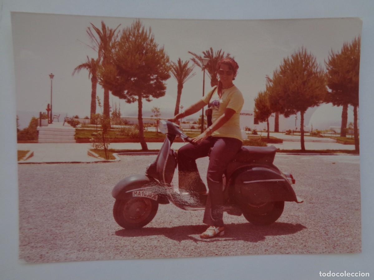 Fotograf&iacute;a antigua: FOTO DE CHICA EN UNA MOTO VESPA MATRICULA DE MALAGA