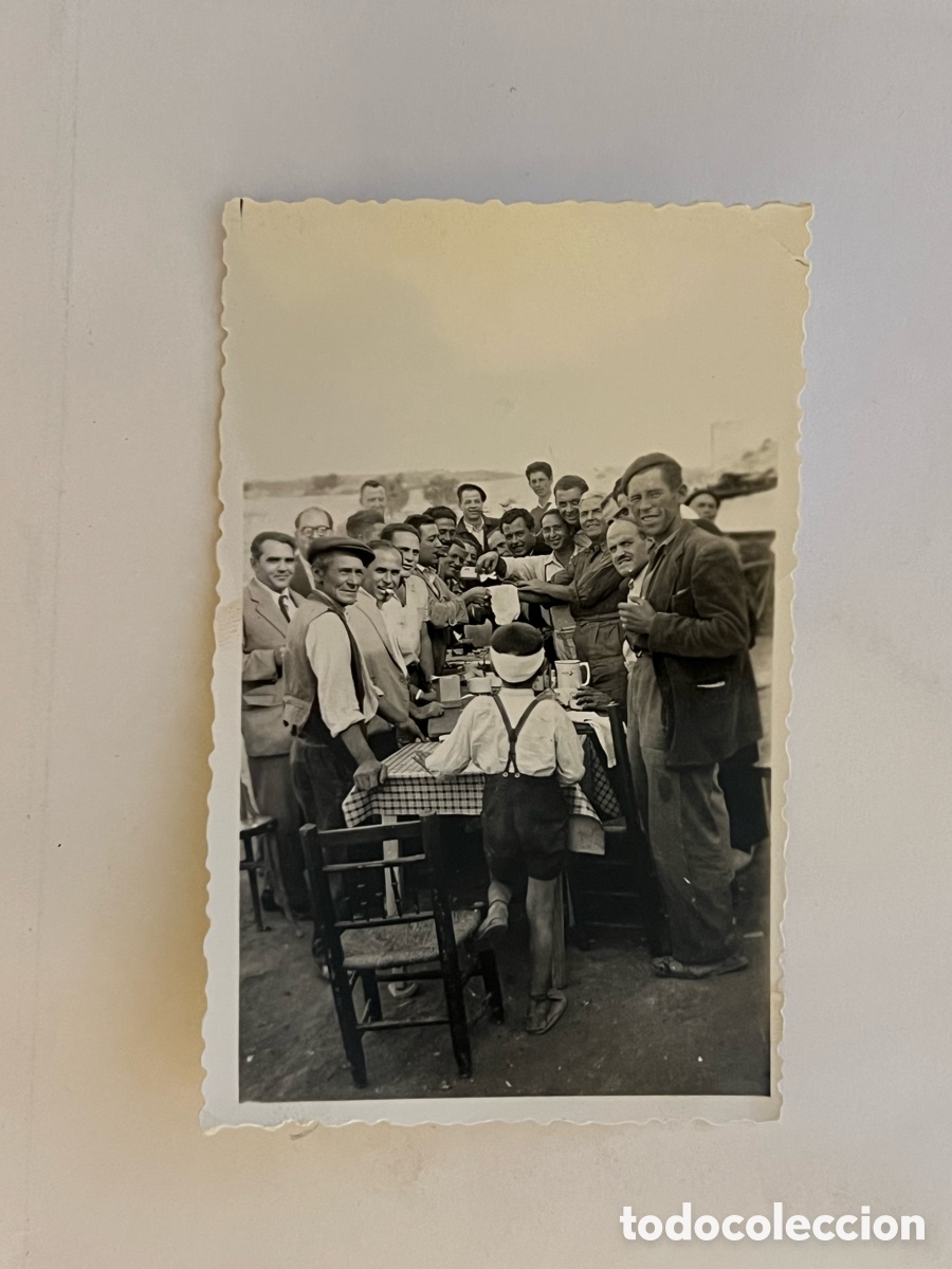 Fotograf&iacute;a antigua: LA VAL&Egrave;NCIA RURAL DE POSTGUERRA.. Grupo de hombres reunidos para el almuerzo&hellip; (h.1945?)