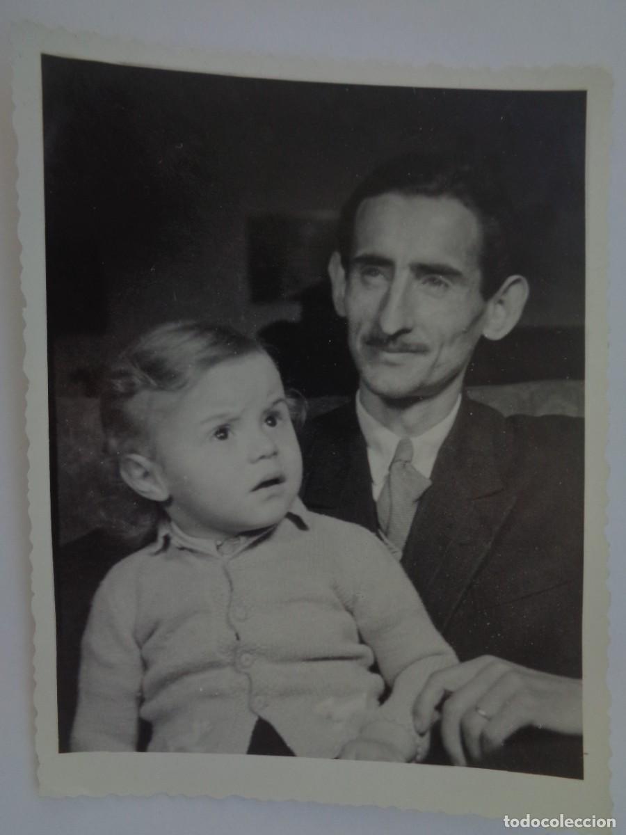 Fotograf&iacute;a antigua: FOTO DE ESTUDIO DE SE&Ntilde;OR CON BIGOTIN Y NI&Ntilde;O , 1953