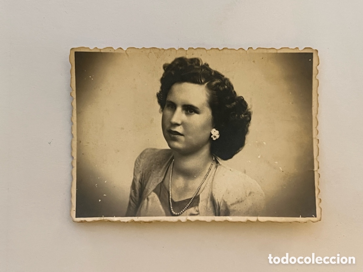 Fotograf&iacute;a antigua: LUGAR NUEVO, Valencia.. La Joven y guapa Conchita (a.1947) Medidas: 6 x 8 cm.