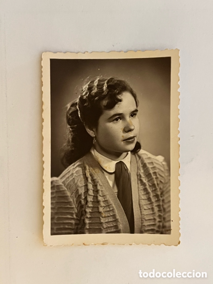 Fotograf&iacute;a antigua: CASTELL&Oacute;N. Fotograf&iacute;a la joven Conchita.. (h.1950?) Foto Colom.. Medidas: 6 x 8,5 cm
