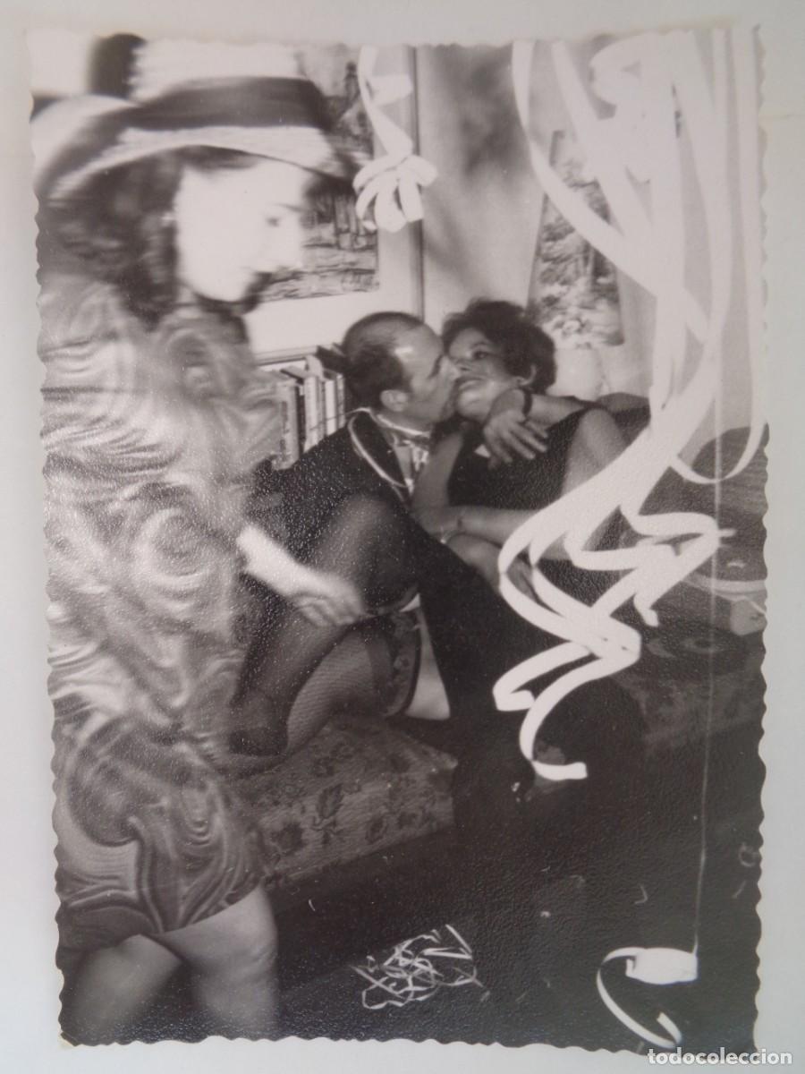 Fotografia antica: FOTO DE PAREJA BESANDOSE , CHICA CON MEDIAS, ETC