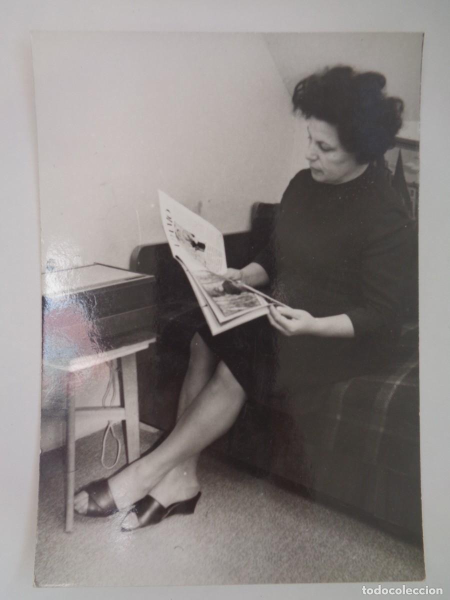 Fotografia antica: FOTO DE MUJER LEYENDO UNA REVISTA , 1971