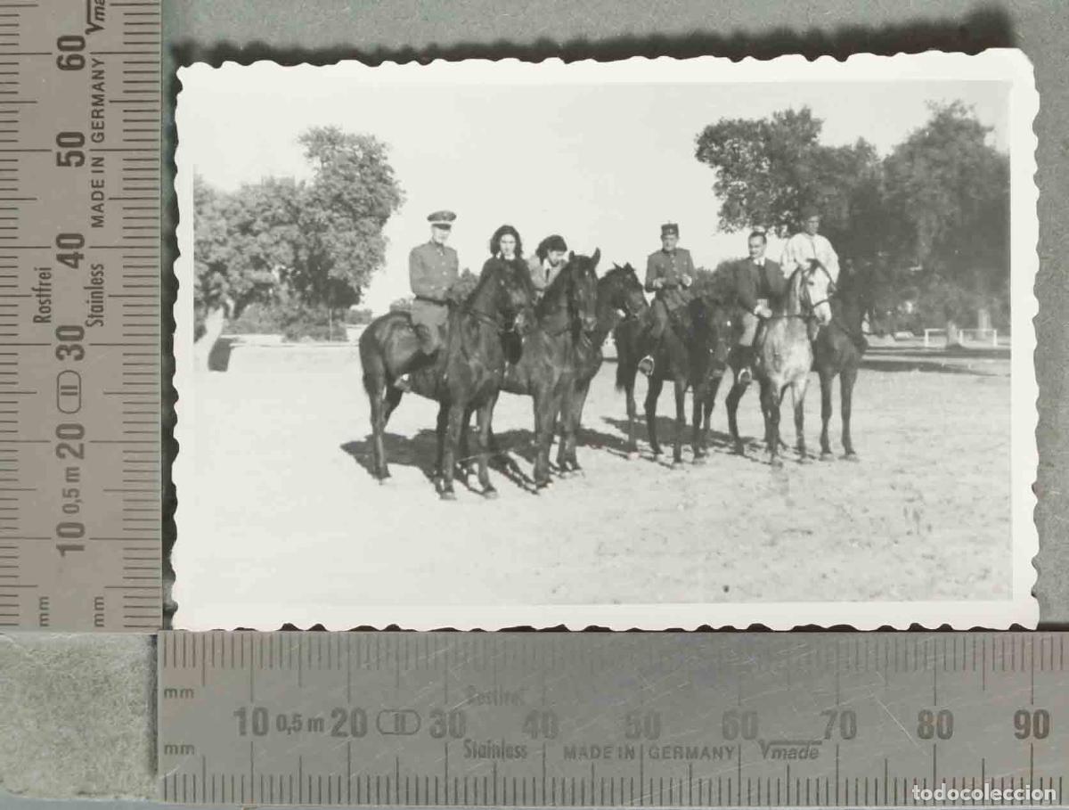 Fotografia antica: FOTOGRAFIA Militar y civiles a caballo - SOLDADO MARROQUI. &iquest;VILLACARRILLO? hacia 1940