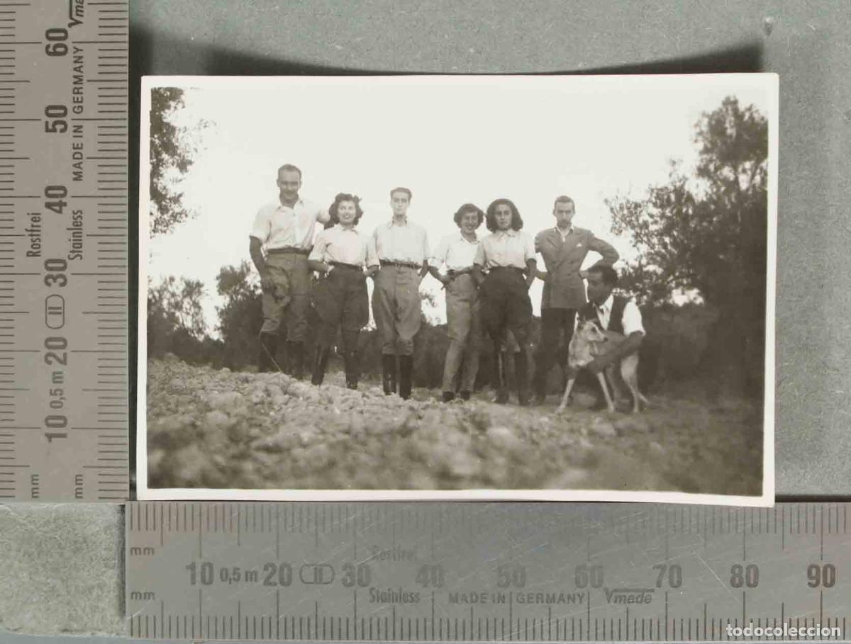 Fotografia antica: FOTOGRAFIA Grupo de personas posando en el campo con perro. &iquest;VILLACARRILLO? JINETES hacia 1940