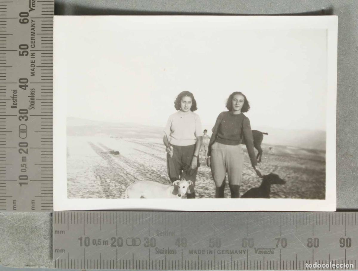 Fotografia antica: FOTOGRAFIA dos mujeres en el campo - CON GALGOS. &iquest;VILLACARRILLO? hacia 1940