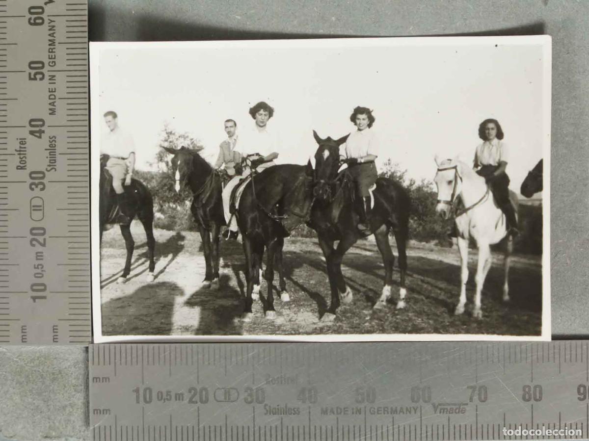 Fotografia antica: FOTOGRAFIA J&oacute;venes jinetes y amazonas a caballo en el campo &iquest;VILLACARRILLO? hacia 1940