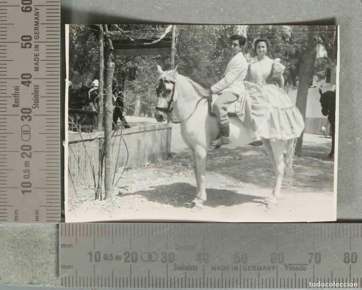 Fotografia antica: FOTOGRAFIA Pareja vestida de flamenca y traje corto de campero a caballo en la feria - hacia 1940