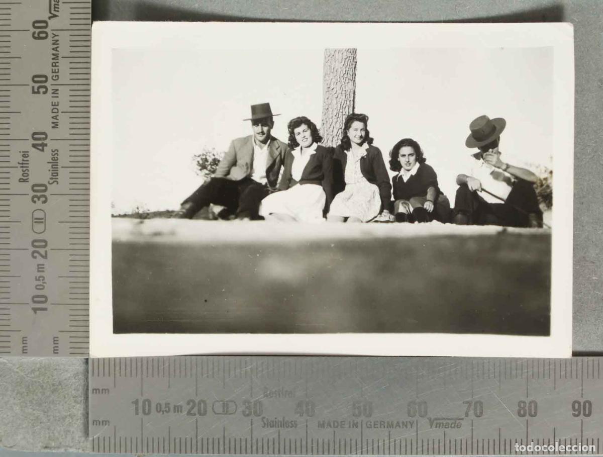 Fotografia antica: FOTOGRAFIA Grupo de j&oacute;venes en el campo. JINETES. &iquest;VILLACARRILLO? hacia 1940