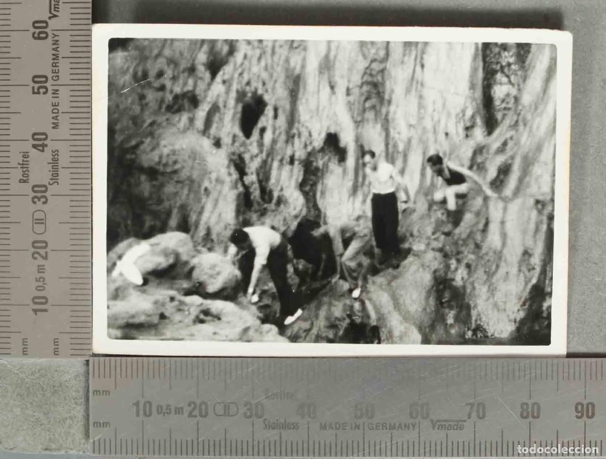 Fotografia antica: FOTOGRAFIA Excursionistas explorando hacia 1940