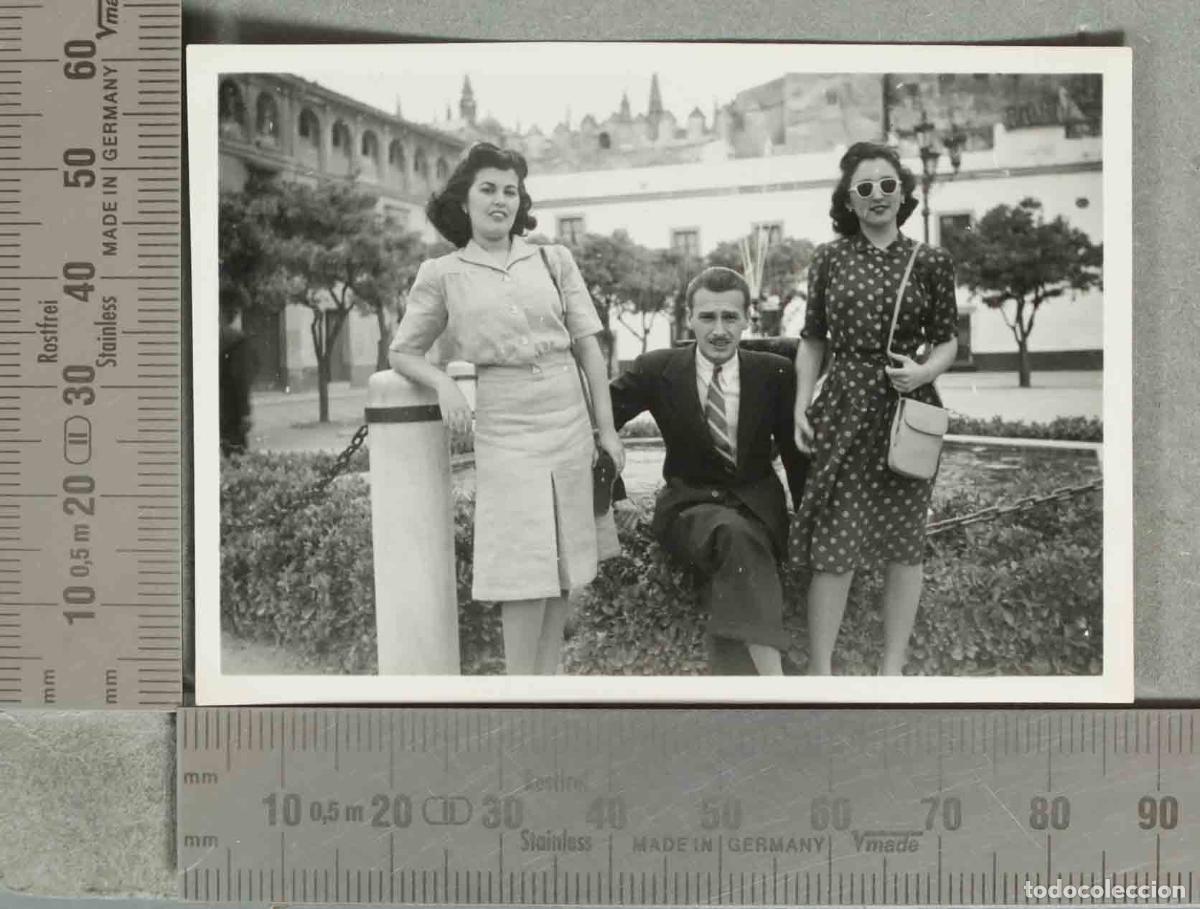 Fotograf&iacute;a antigua: FOTOGRAFIA MUJERES CON JOVEN EN PLAZA hacia 1940