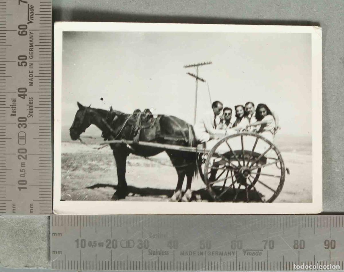 Fotograf&iacute;a antigua: FOTOGRAFIA Grupo de personas en carro tirado por caballo hacia 1940