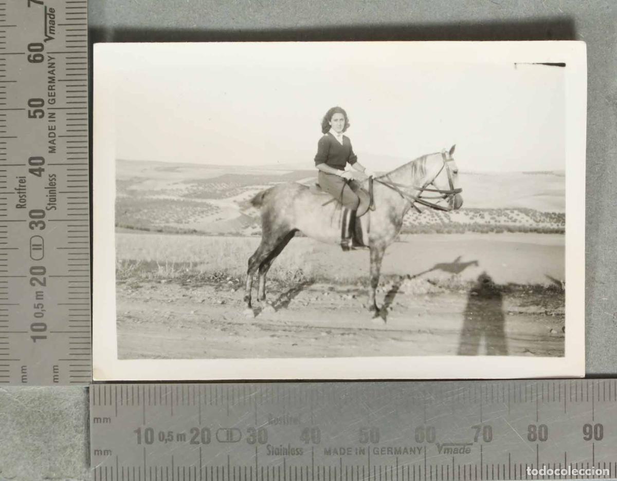 Fotograf&iacute;a antigua: FOTOGRAFIA Mujer montando a caballo hacia 1940