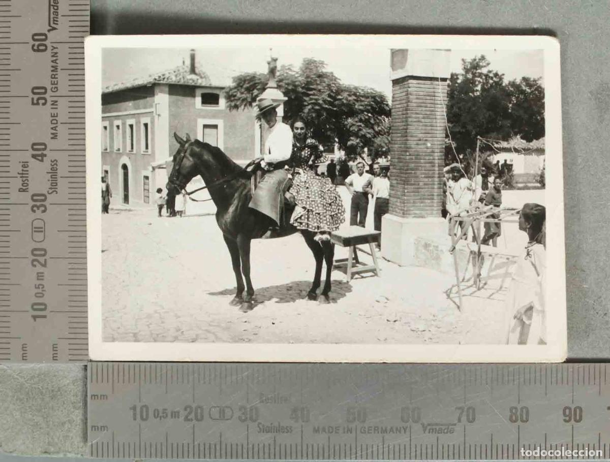 Fotograf&iacute;a antigua: FOTOGRAFIA Feria de Villacarrillo - Pareja a caballo hacia 1940