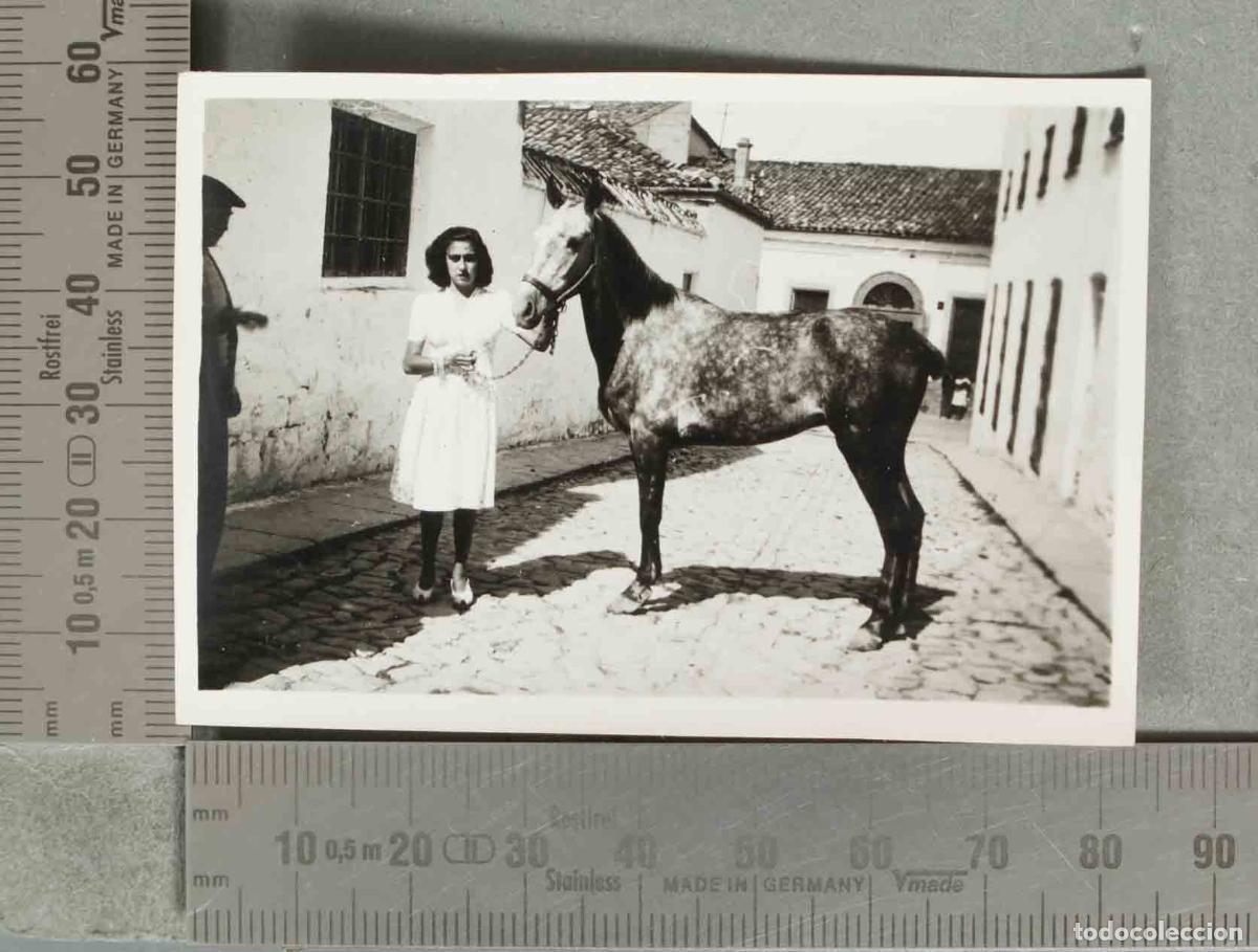 Fotograf&iacute;a antigua: FOTOGRAFIA MUJER JUNTO A CABALLO. CORTIJO. &iquest;VILLACARRILLO? hacia 1940