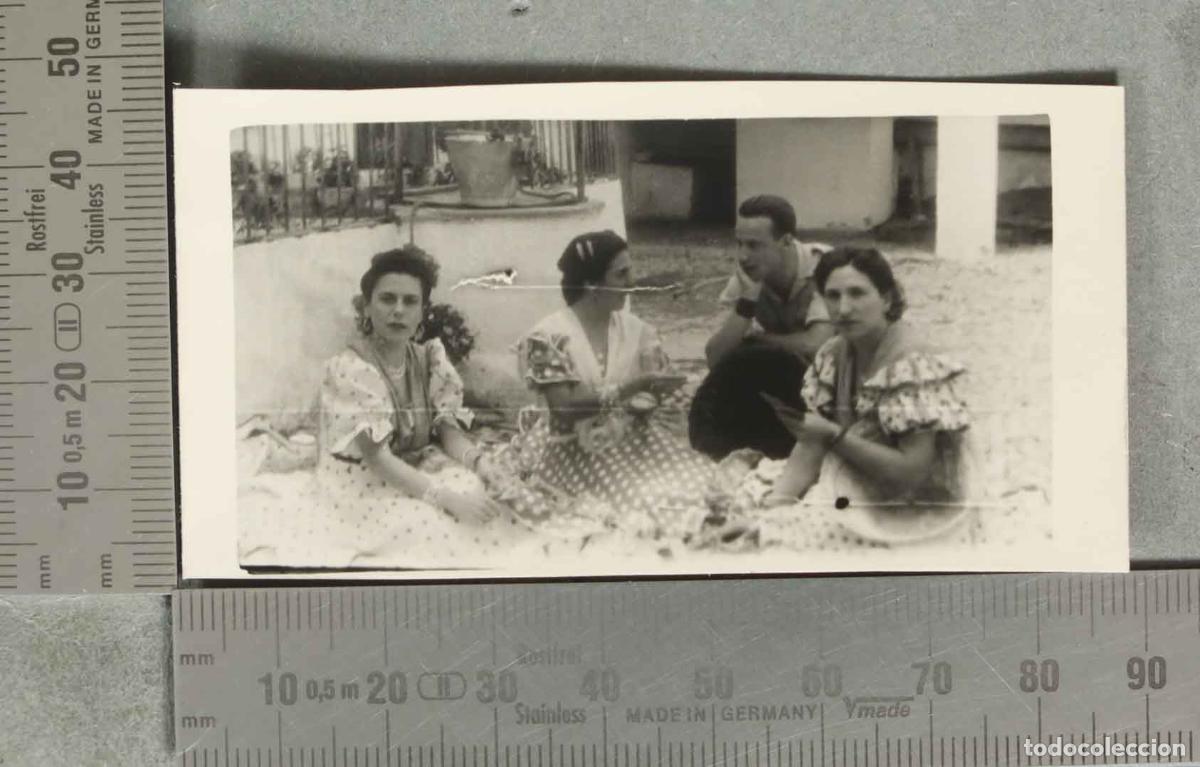 Fotograf&iacute;a antigua: FOTOGRAFIA Mujeres con traje de flamenca en un JUNTO A POZO hacia 1940