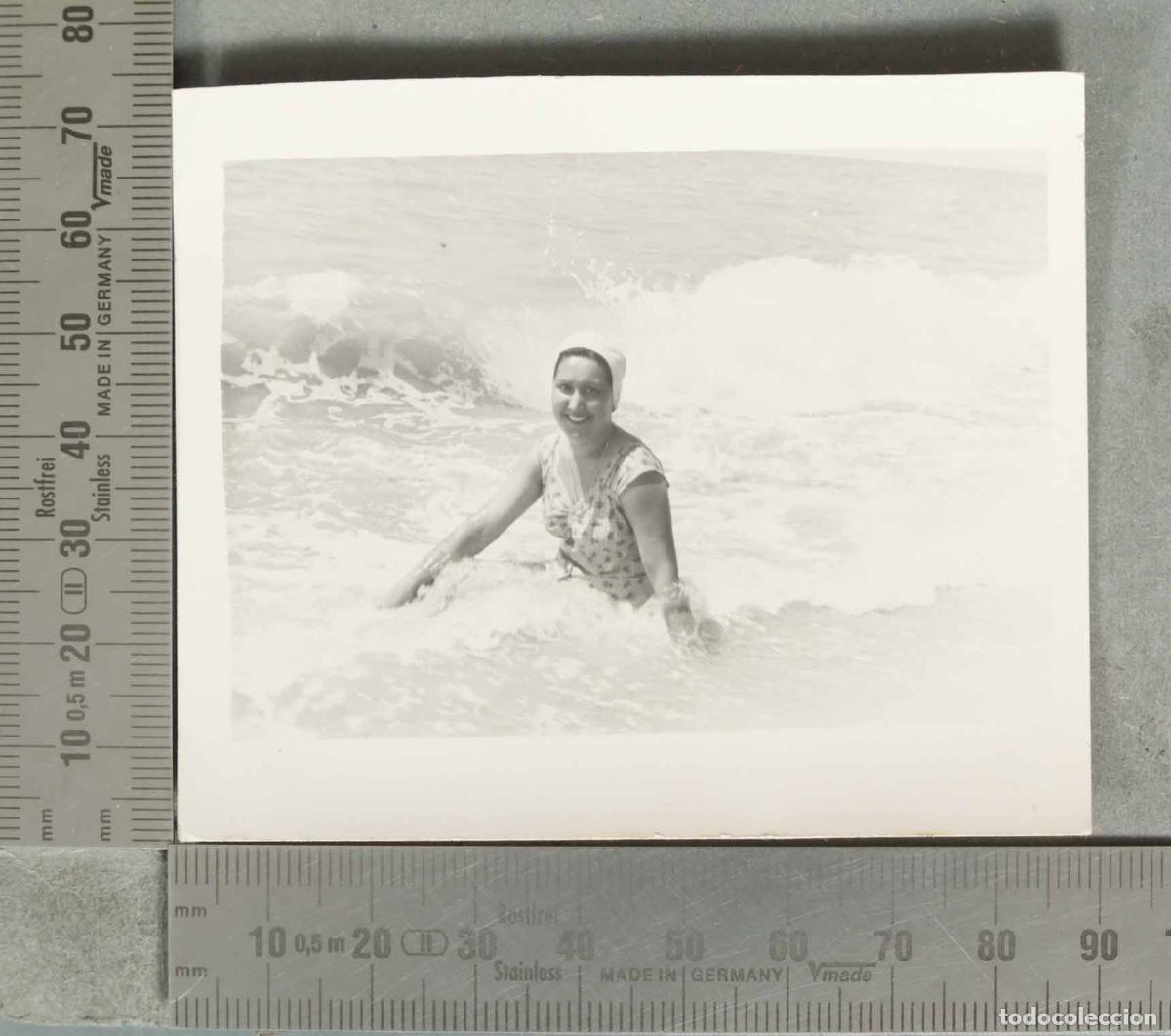 Fotograf&iacute;a antigua: FOTOGRAFIA Mujer ba&ntilde;&aacute;ndose en el mar entre las olas HACIA 1960