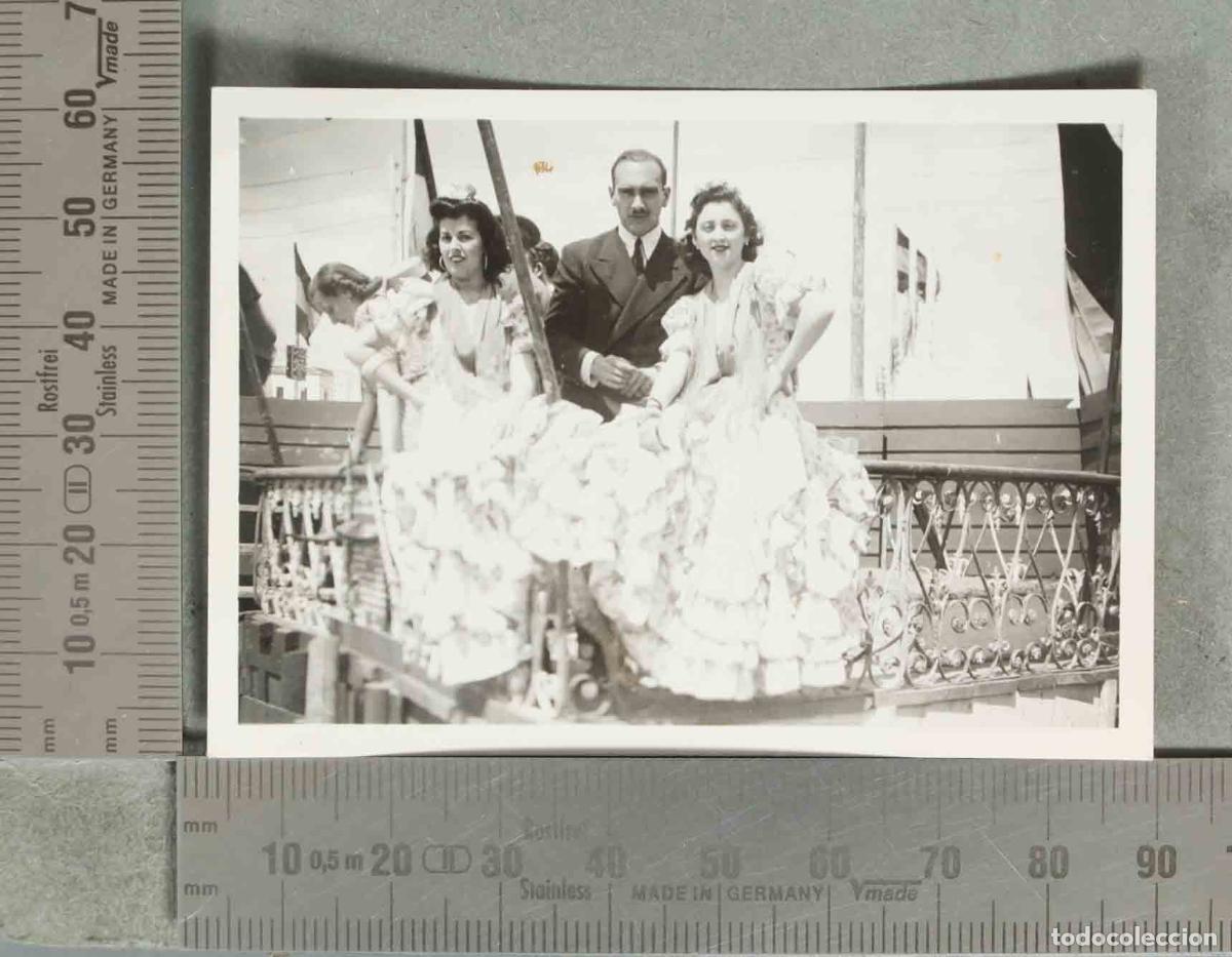 Fotograf&iacute;a antigua: FOTOGRAFIA MUJERES CON HOMBRE EN FERIA O FIESTAS. hacia 1940