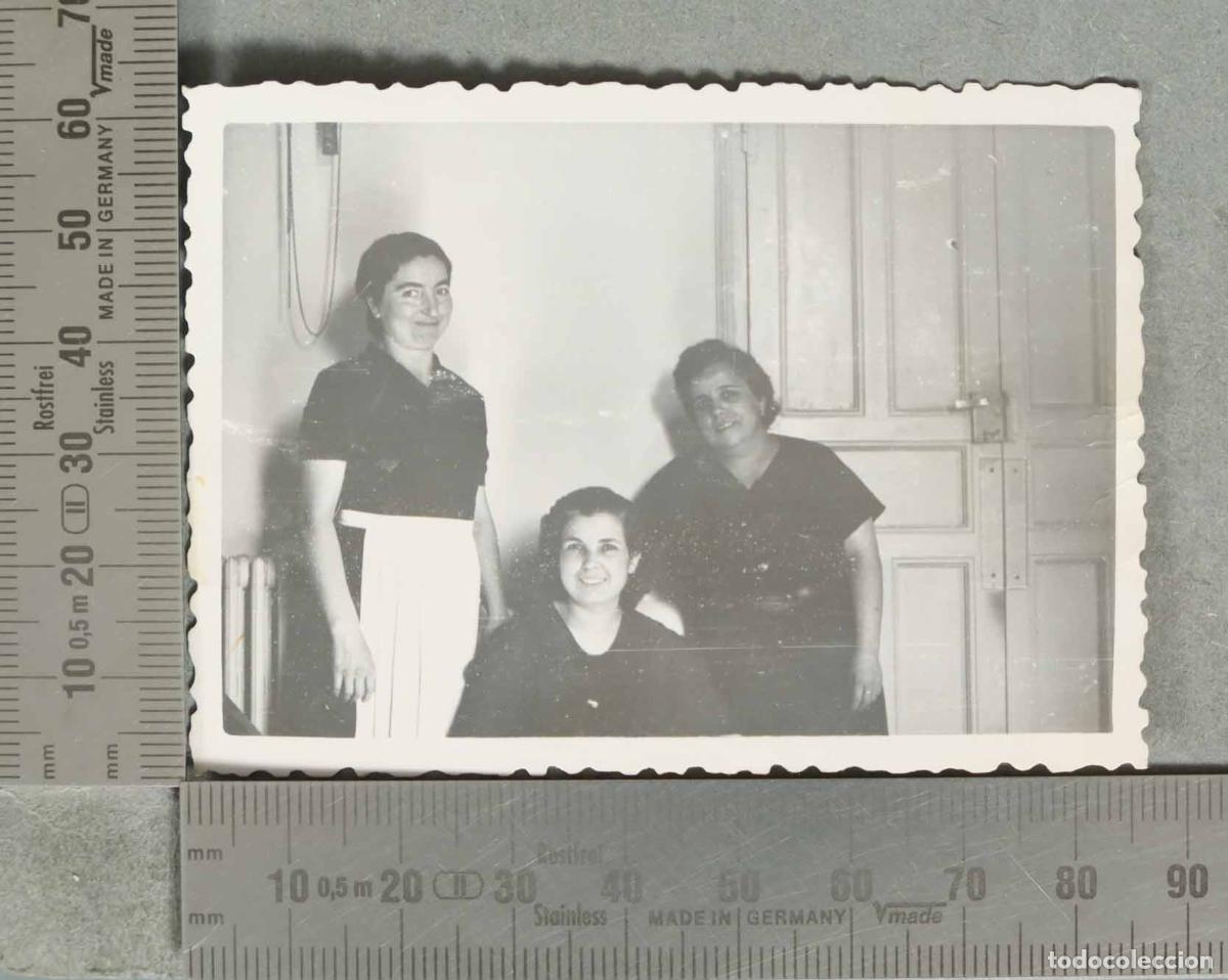 Fotograf&iacute;a antigua: FOTOGRAFIA Tres mujeres con puerta de fondo