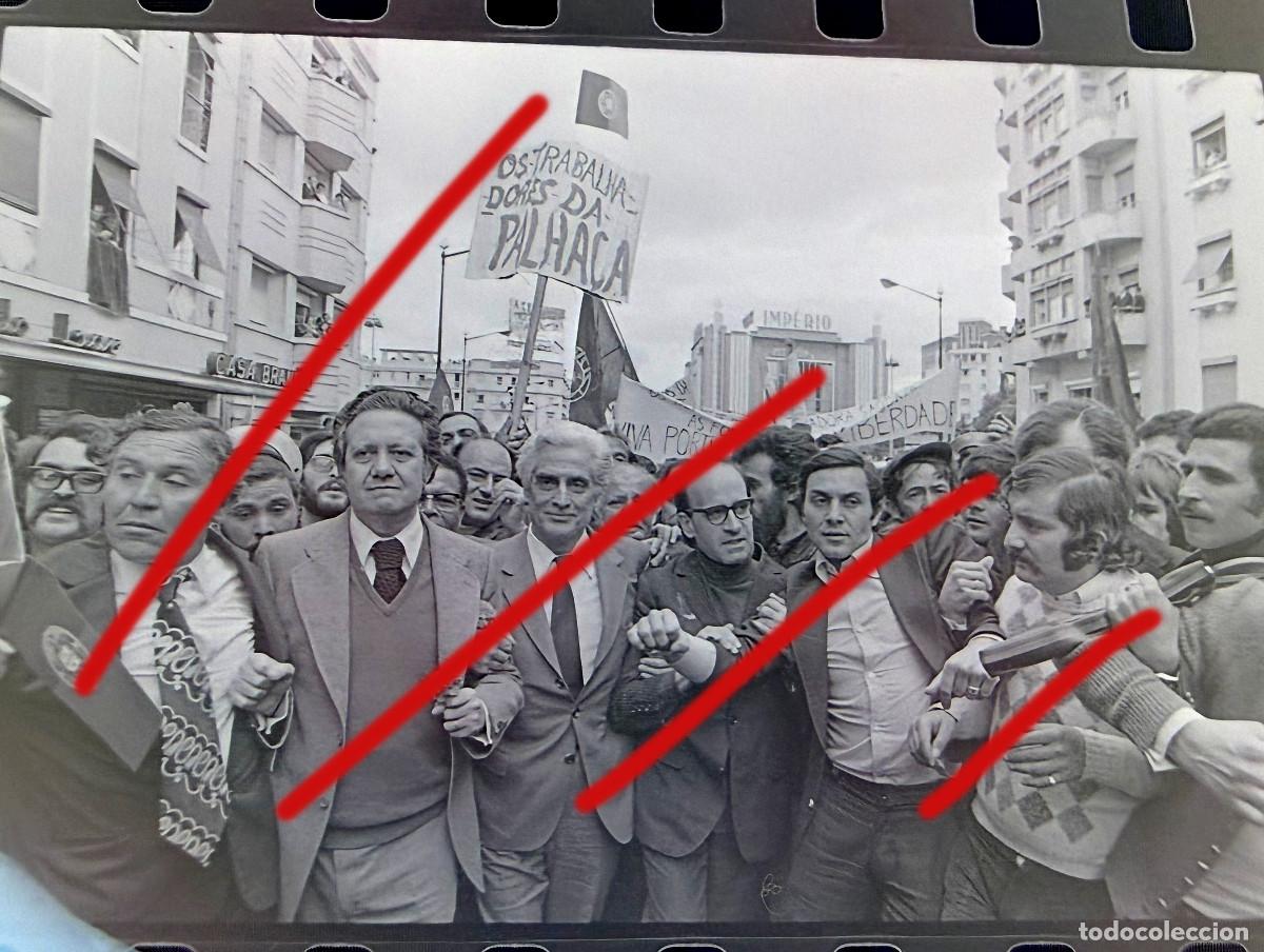 Fotograf&iacute;a antigua: Revoluci&oacute;n de los Claveles Portugal - A Revolu&ccedil;&atilde;o dos Cravos - Negativo de Celuloide - Fotograf&iacute;a