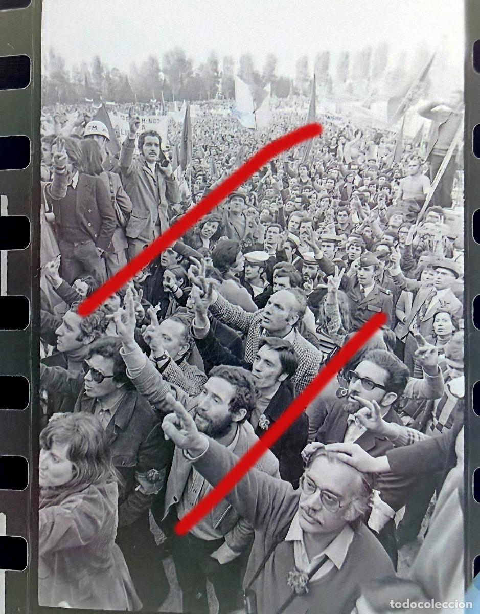 Fotograf&iacute;a antigua: Revoluci&oacute;n de los Claveles Portugal - A Revolu&ccedil;&atilde;o dos Cravos - Negativo de Celuloide - Fotograf&iacute;a