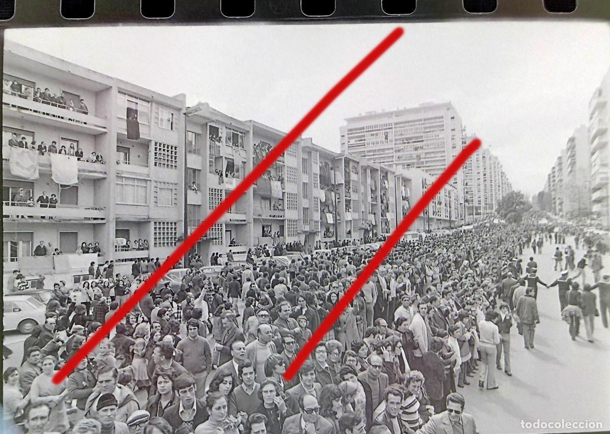 Fotograf&iacute;a antigua: Revoluci&oacute;n de los Claveles Portugal - A Revolu&ccedil;&atilde;o dos Cravos - Negativo de Celuloide - Fotograf&iacute;a