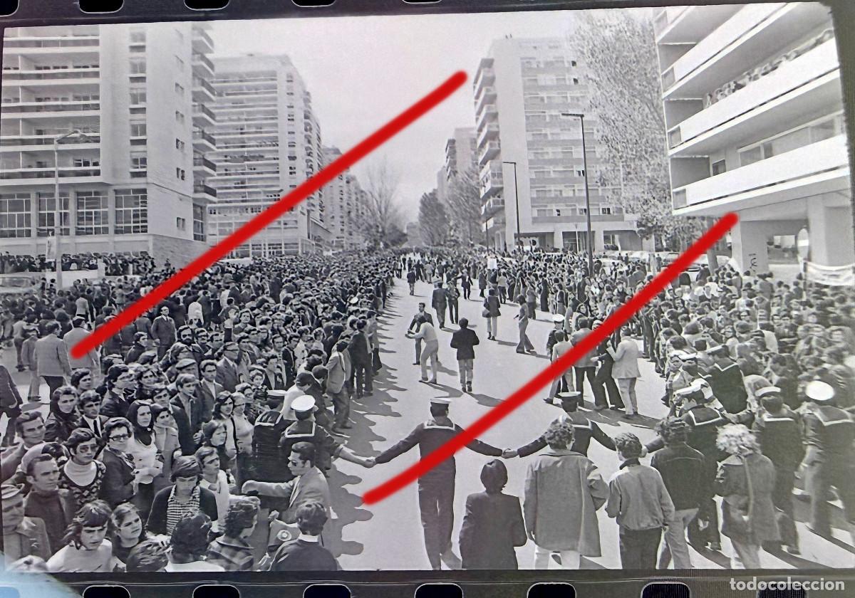 Fotograf&iacute;a antigua: Revoluci&oacute;n de los Claveles Portugal - A Revolu&ccedil;&atilde;o dos Cravos - Negativo de Celuloide - Fotograf&iacute;a