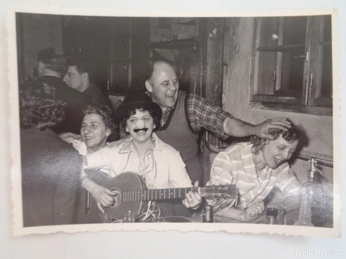 Fotograf&iacute;a antigua: FOTO DE GENTE DE CACHONDEO : MUJER DISFRAZADA TOCANDO LA GUITARRA , BROMAS, SIFON, ETC