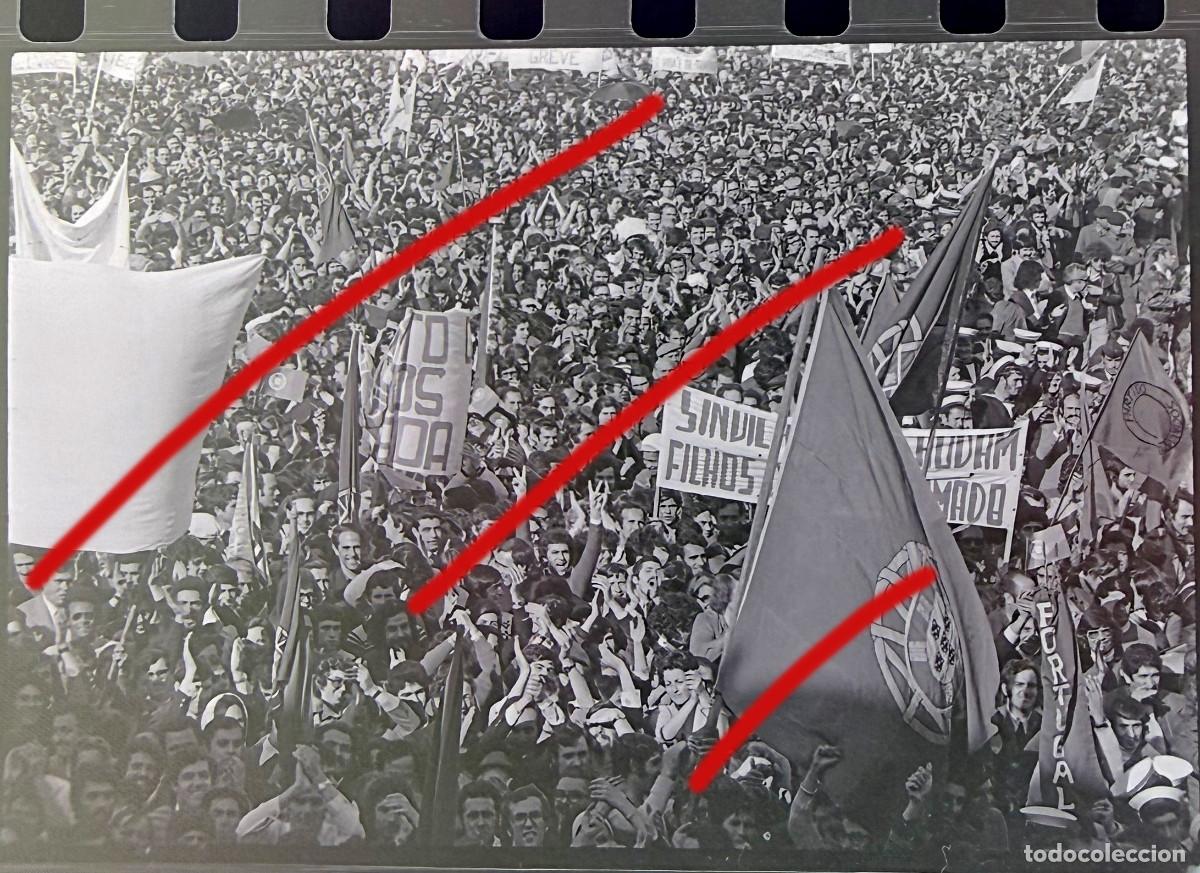 Fotograf&iacute;a antigua: Revoluci&oacute;n de los Claveles Portugal - A Revolu&ccedil;&atilde;o dos Cravos - Negativo de Celuloide - Fotograf&iacute;a