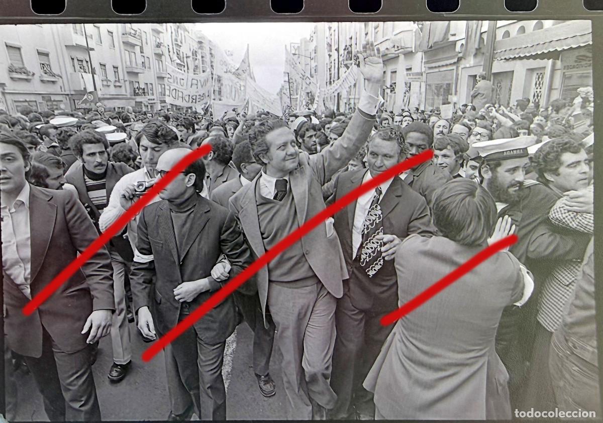 Fotograf&iacute;a antigua: Revoluci&oacute;n de los Claveles Portugal - A Revolu&ccedil;&atilde;o dos Cravos - Negativo de Celuloide - Fotograf&iacute;a