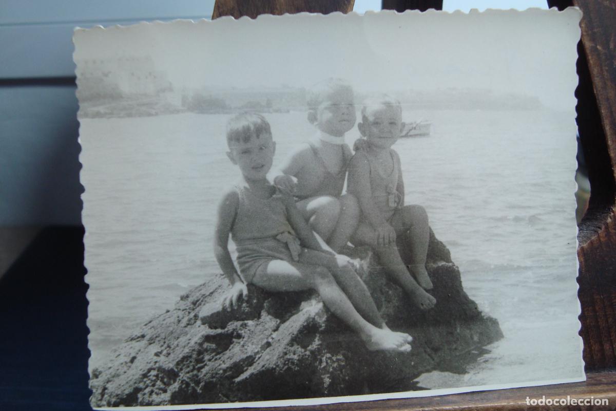 Fotograf&iacute;a antigua: ANTIGUA FOTOGRAFIA NI&Ntilde;OS EN LA PLAYA LARACHE. FOTO ULZURRUN TANGER 1952