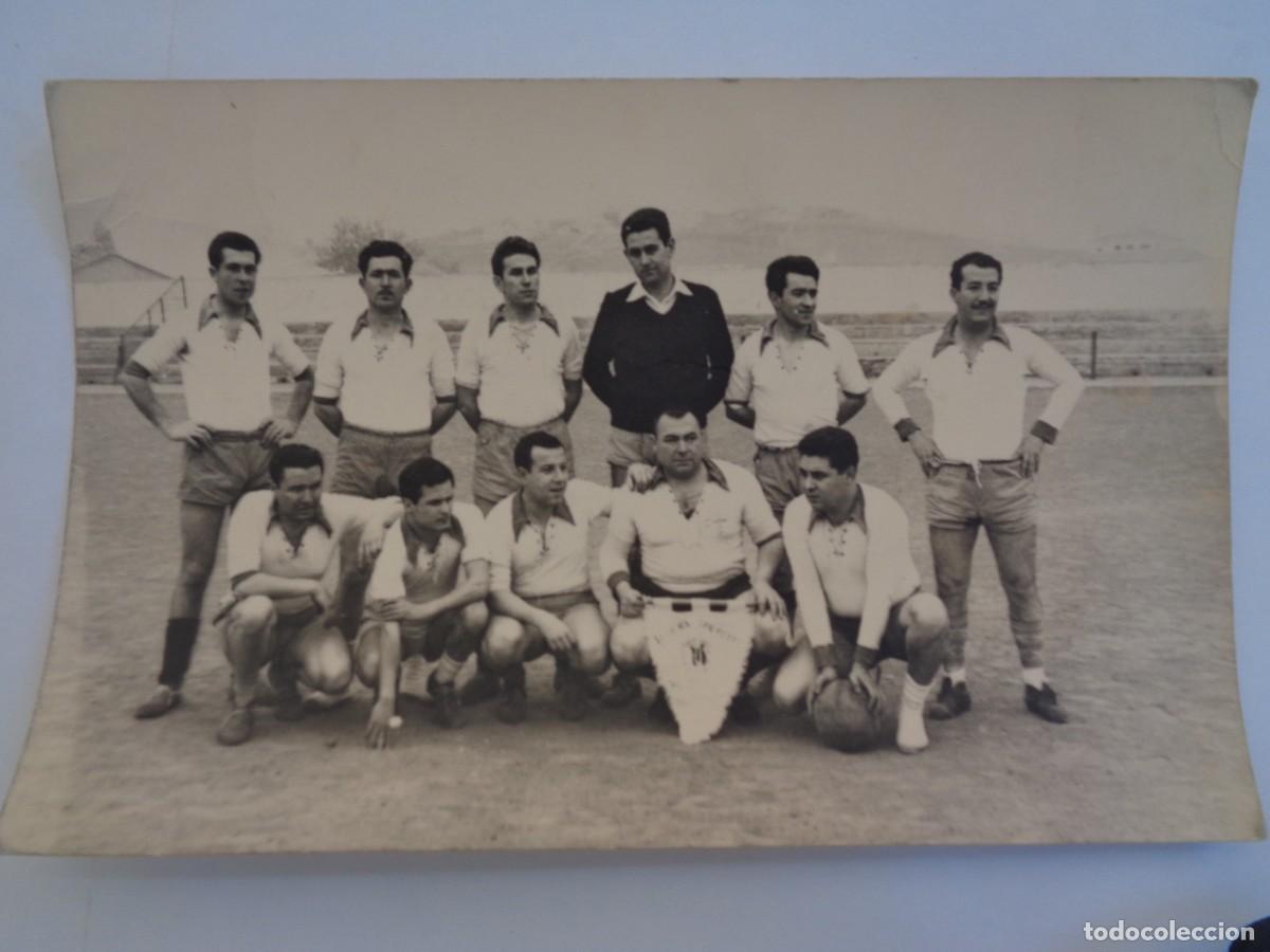 Fotograf&iacute;a antigua: FOTO DE EQUIPO DE FUTBOL DE GENTE MADURA , BANDERIN PE&Ntilde;A SAN PEDRO