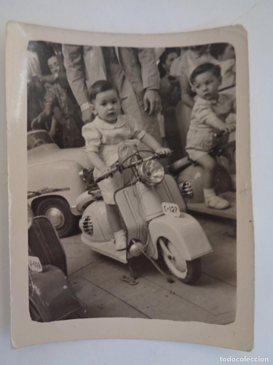 Fotograf&iacute;a antigua: MINUTERO DE FERIA : NI&Ntilde;A EN MOTO VESPA DEL TIOVIVO