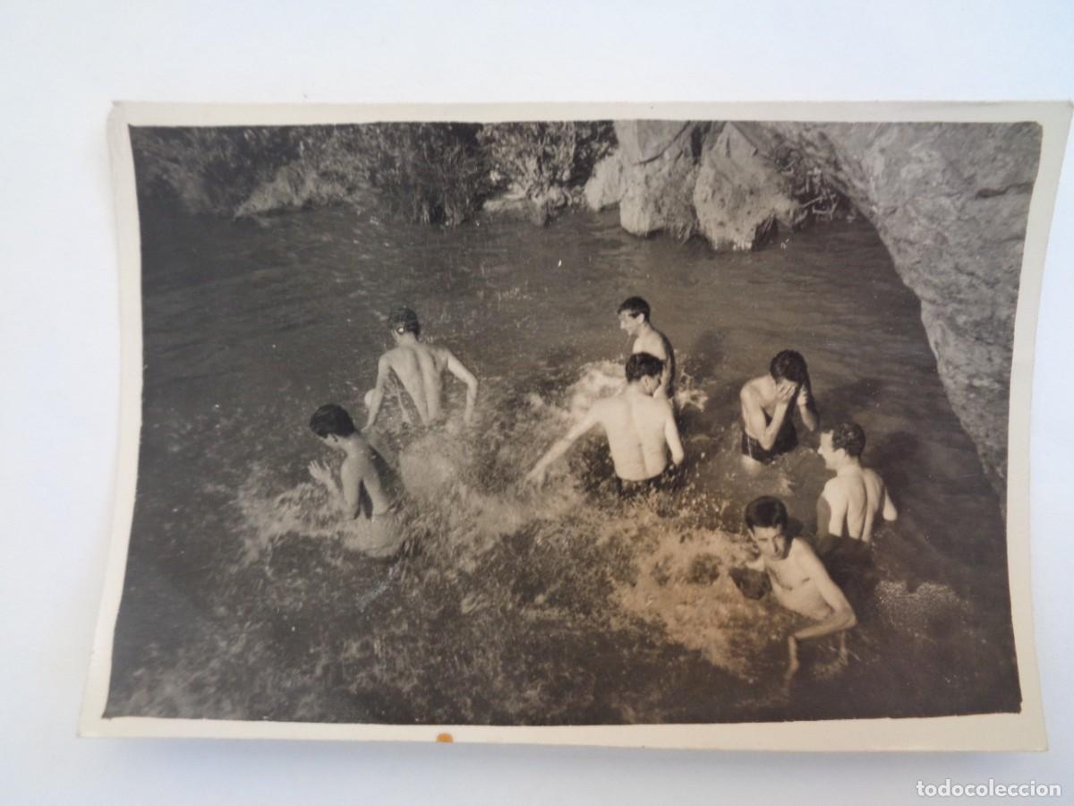 Fotograf&iacute;a antigua: FOTO DE HOMBRES BA&Ntilde;ANDOSE EN UNA RIBERA