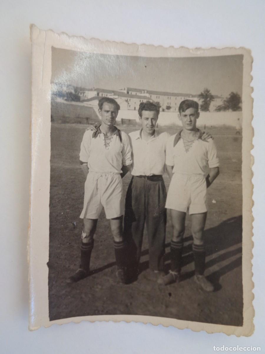 Fotograf&iacute;a antigua: FOTO DE JOVEN ABRAZADO A DOS FUTBOLISTAS ( DEL SEVILLA ???). A&Ntilde;OS 40