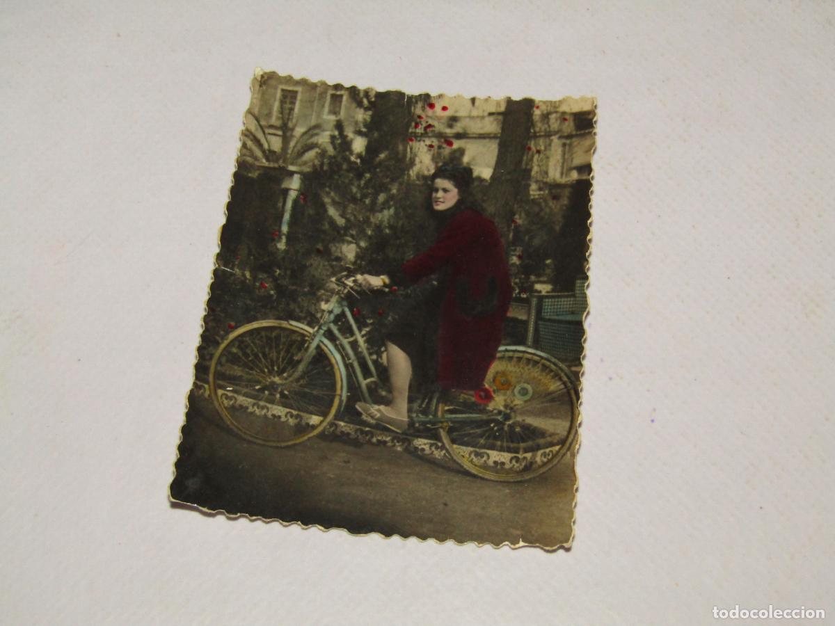 Fotograf&iacute;a antigua: Antigua Fotograf&iacute;a de Joven Paseando en Bicicleta en Elche del A&ntilde;o 1947