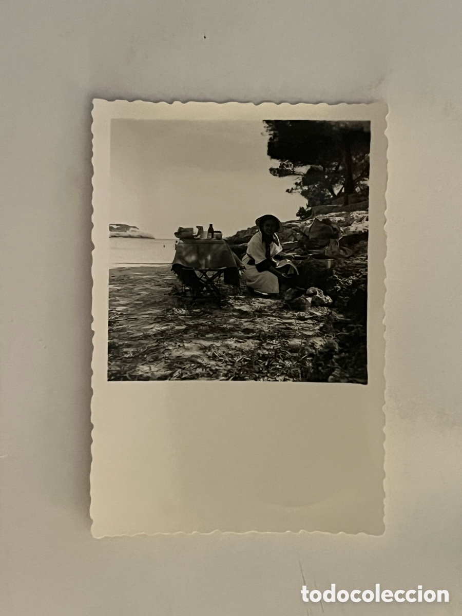 Fotograf&iacute;a antigua: PALMA DE MALLORCA. Fotograf&iacute;a Comida en Cala D&rsquo;or (a.1956) Med&iacute;das: 6,5 x 9 cm.,