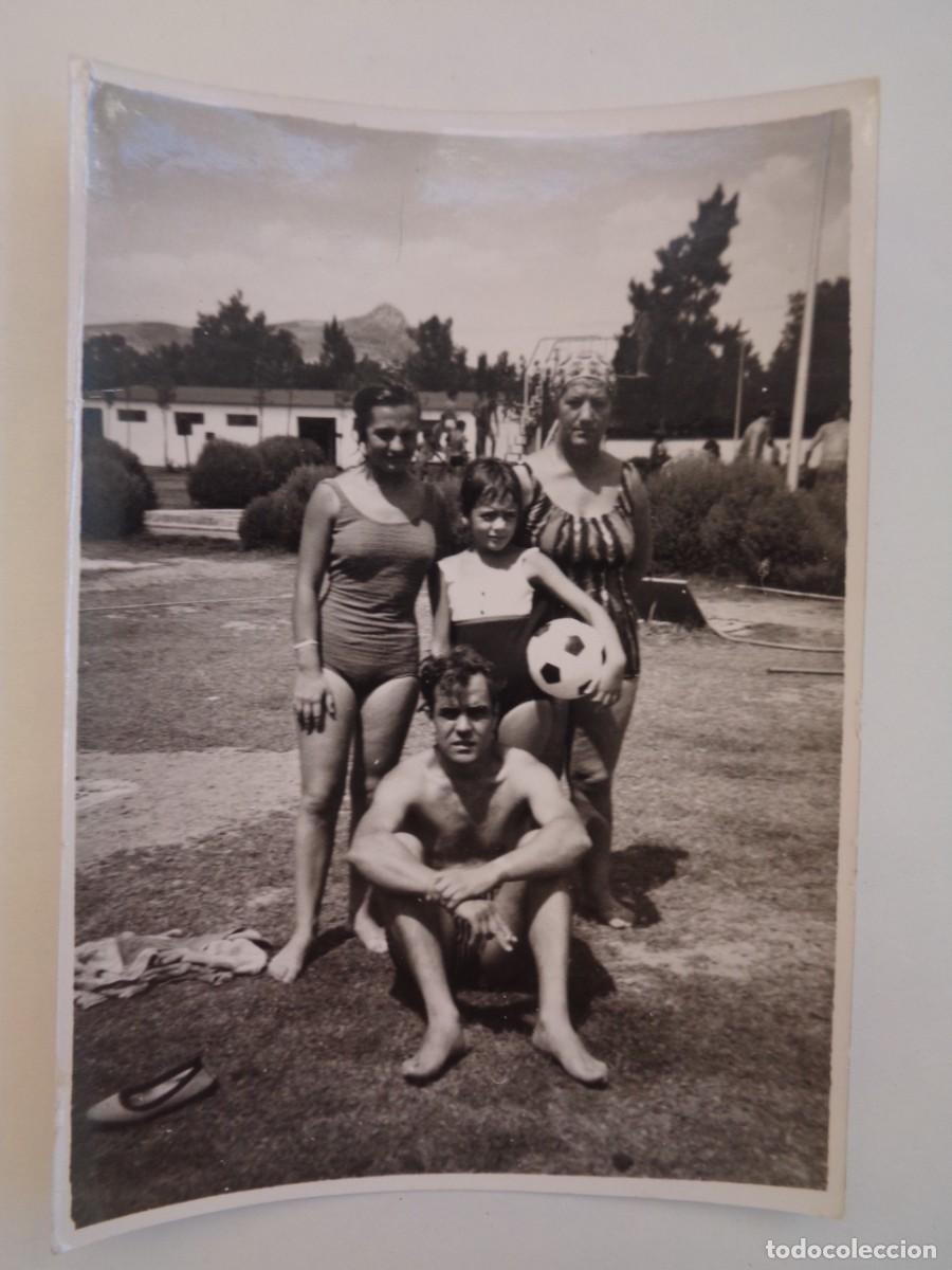 Fotograf&iacute;a antigua: FOTO DE GENTE EN BA&Ntilde;ADOR EN LA PISCINA , NI&Ntilde;A CON PELOTA