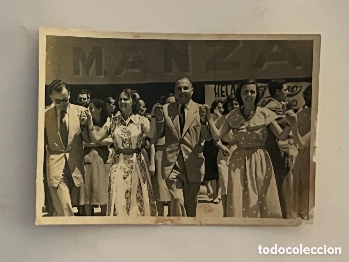 Fotograf&iacute;a antigua: SANT BOI DE LLOBREGAT (Barcelona) Fotograf&iacute;a antigua.. Ballant Sardanes un d&iacute;a de festa (h.1960?)
