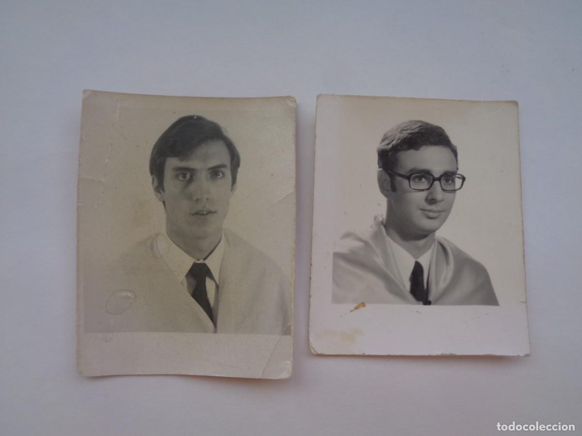 Fotografia antica: LOTE DE 2 FOTOS PEQUE&Ntilde;AS DE LICENCIADOS CON TOGAS , PARA LA ORLA