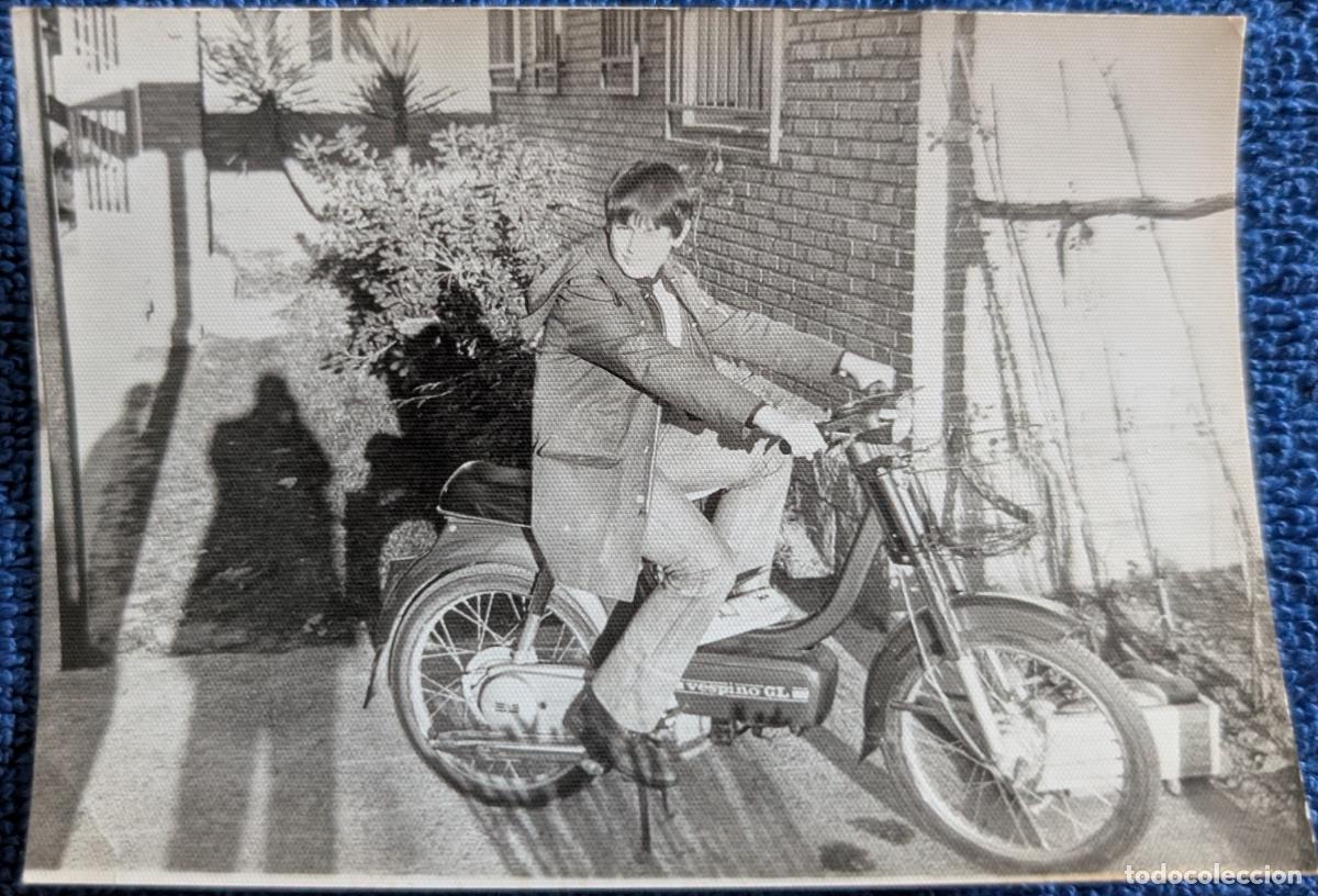 Fotograf&iacute;a antigua: Antigua fotograf&iacute;a de un ni&ntilde;o en una Vespino GL (Gran Lujo)