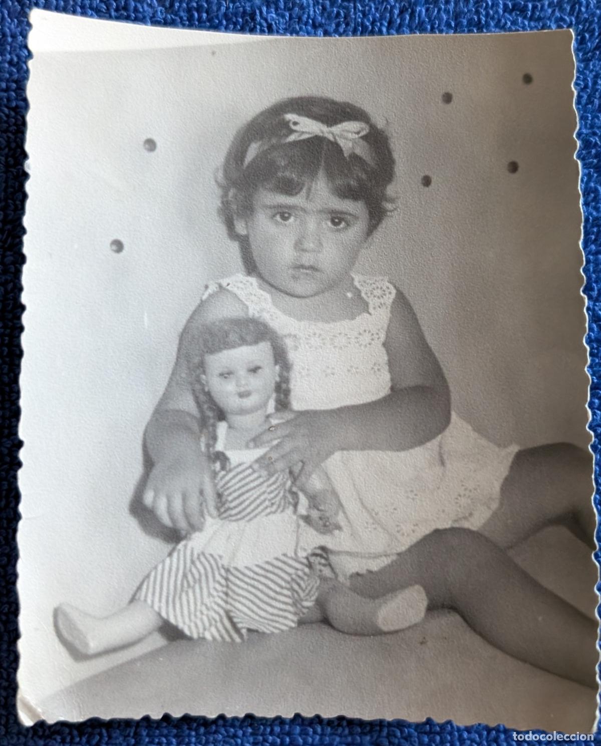 Fotograf&iacute;a antigua: Antigua fotograf&iacute;a de una ni&ntilde;a con su Mariquita P&eacute;rez