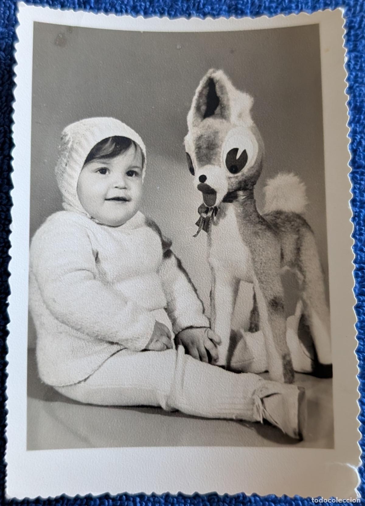 Fotograf&iacute;a antigua: Antigua fotograf&iacute;a de estudo de una ni&ntilde;a con mu&ntilde;eco Bambi