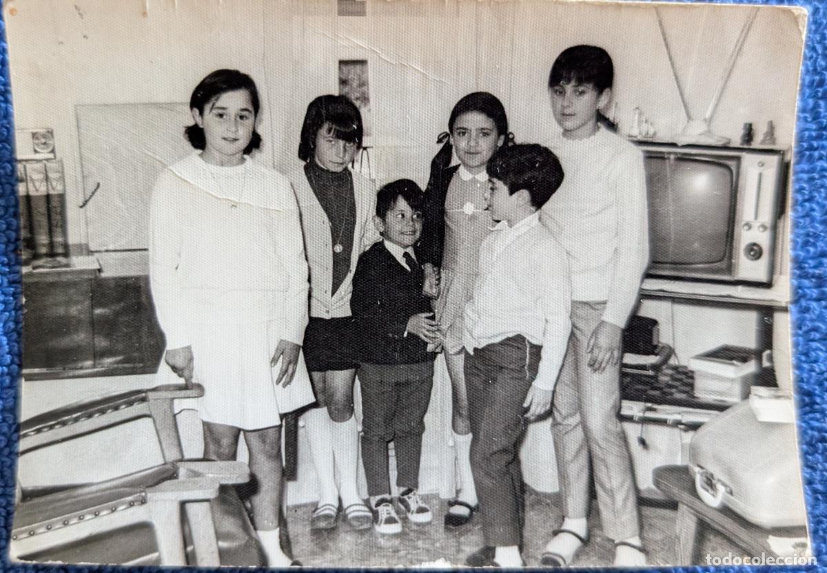 Fotograf&iacute;a antigua: Antigua fotograf&iacute;a familiar en sal&oacute;n televisi&oacute;n