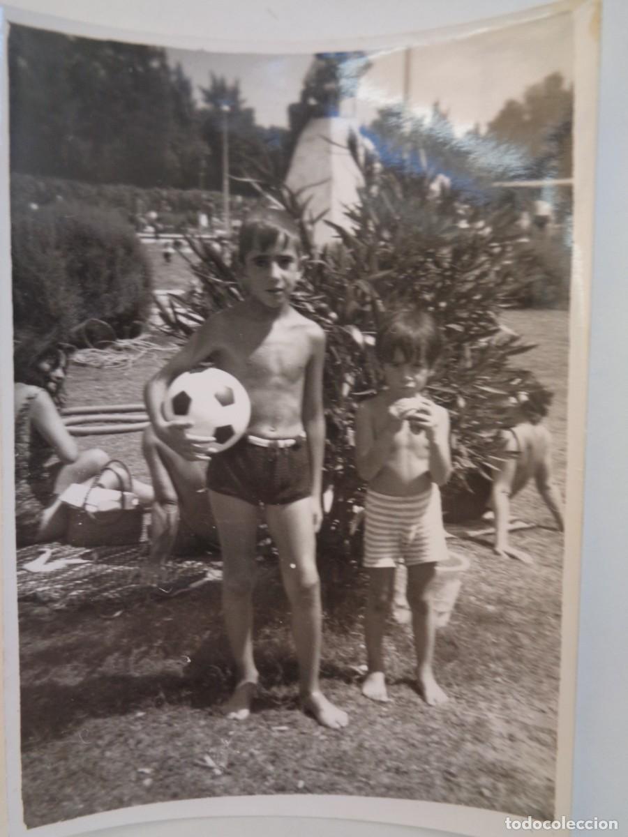Fotograf&iacute;a antigua: FOTO DE NI&Ntilde;OS EN BA&Ntilde;ADOR EN LA PISCINA, CON PELOTA